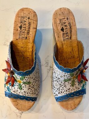 L'ARTISTE White Leather Floral Cork Slide Mules with Blue Trim